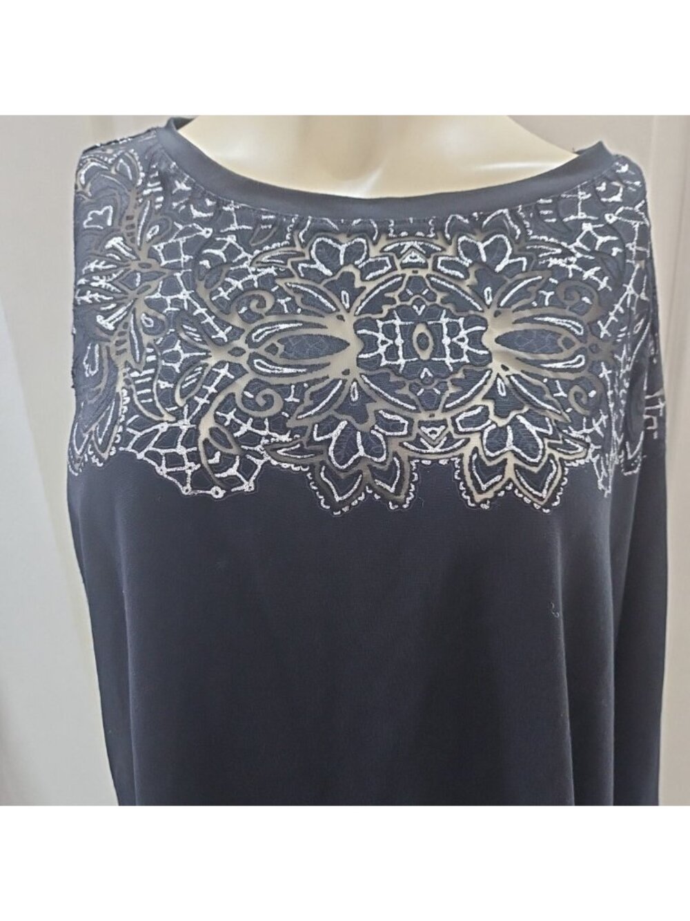 Ava & Viv Black Tunic Top Sheer Mesh Yoke Silver Foil Mandala Plus Size 2X - Picture 3 of 10